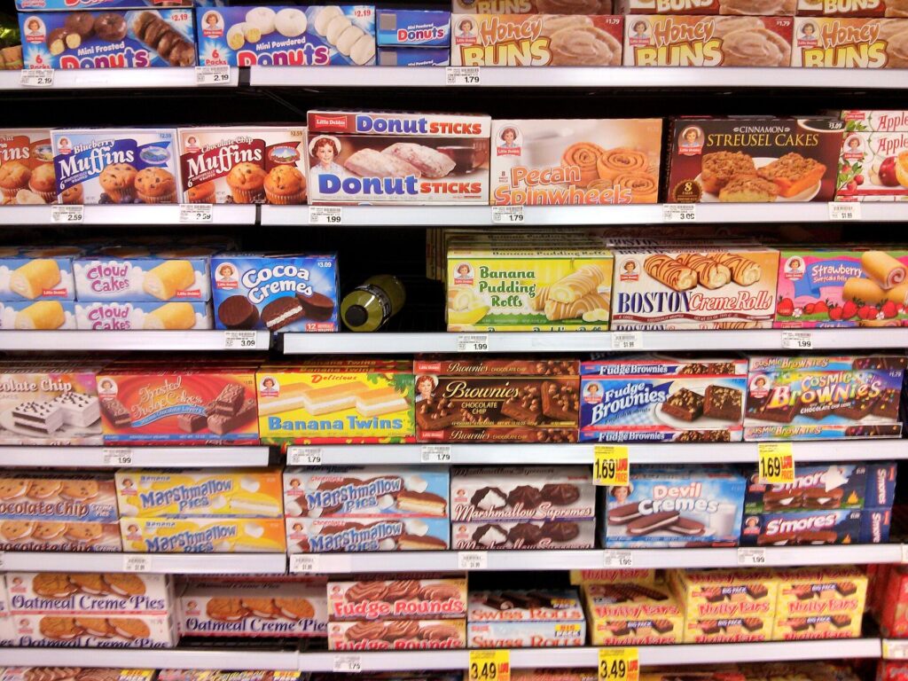 Grocery shelves with packaged foods illustrating ultra-processed food labelling