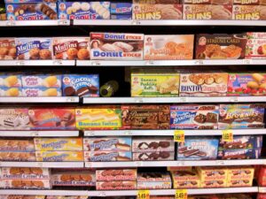 Grocery shelves with packaged foods illustrating ultra-processed food labelling